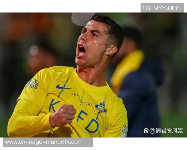 胜利球迷在比赛中高呼C罗名字展现对队长的坚定支持与热爱